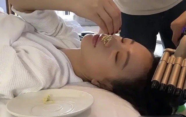 李梦耍大牌人设崩塌？躺着让人化妆还要闻桂花