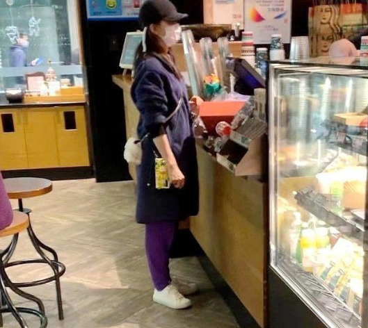 吴奇隆携一家三口出游，刘诗诗蹲着与儿子互动，步步全身照首曝光
