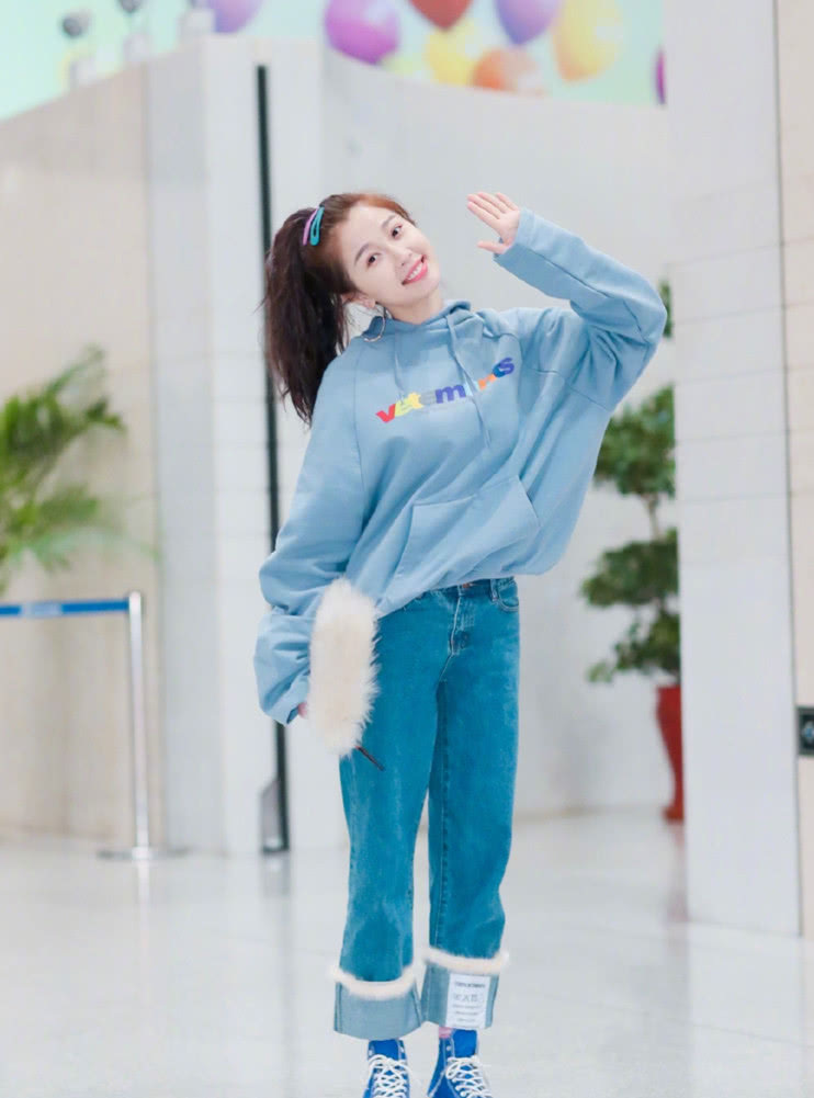 人家练舞都穿运动鞋，看看虞书欣穿的啥？大小