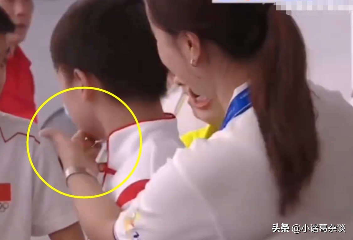 全红婵真烦了！被摸下巴+架起来合影，嘟嘴内心崩溃，成吉祥物了