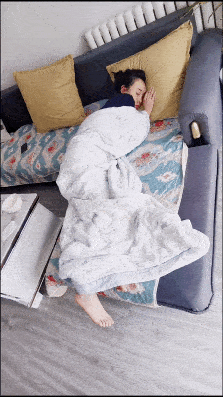 搞笑动图图片：你们的女朋友，睡觉时有这么可爱吗？