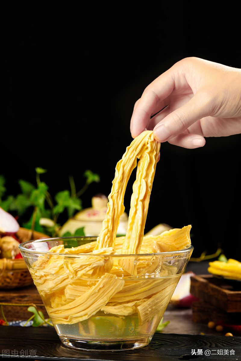 泡发腐竹，别只会用清水，牢记3个步骤，半小时搞定，弹润有韧劲