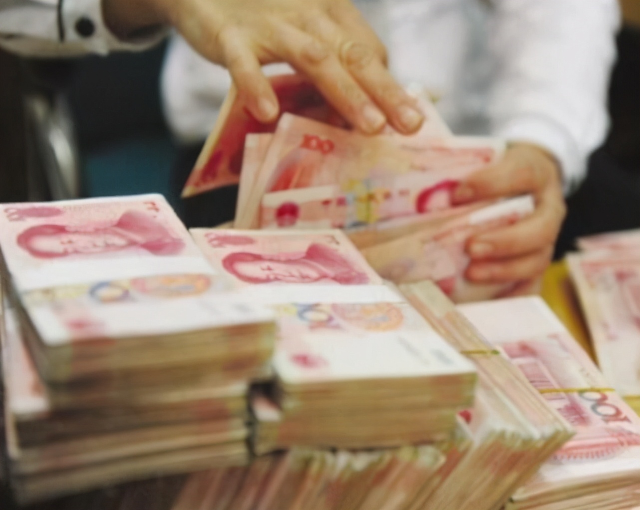 银行工作人员透露：只要账户有180万，每月可多领一份工资