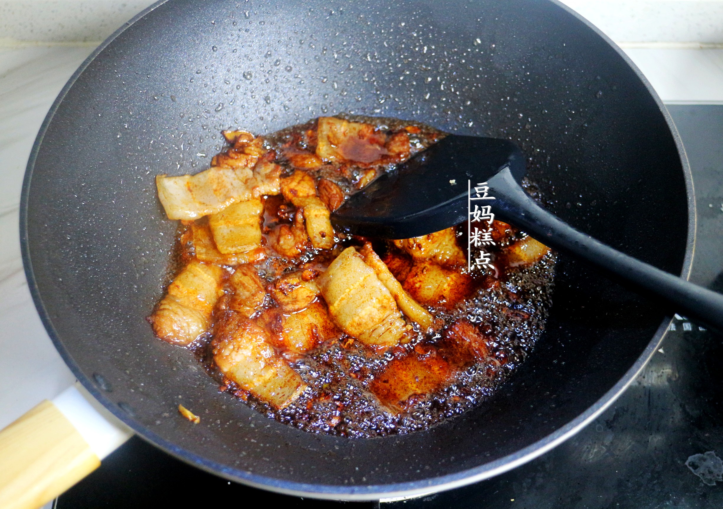 It’s almost the beginning of winter, the tofu is stewed like this, it’s warm and home-cooked, and I love it since childhood.