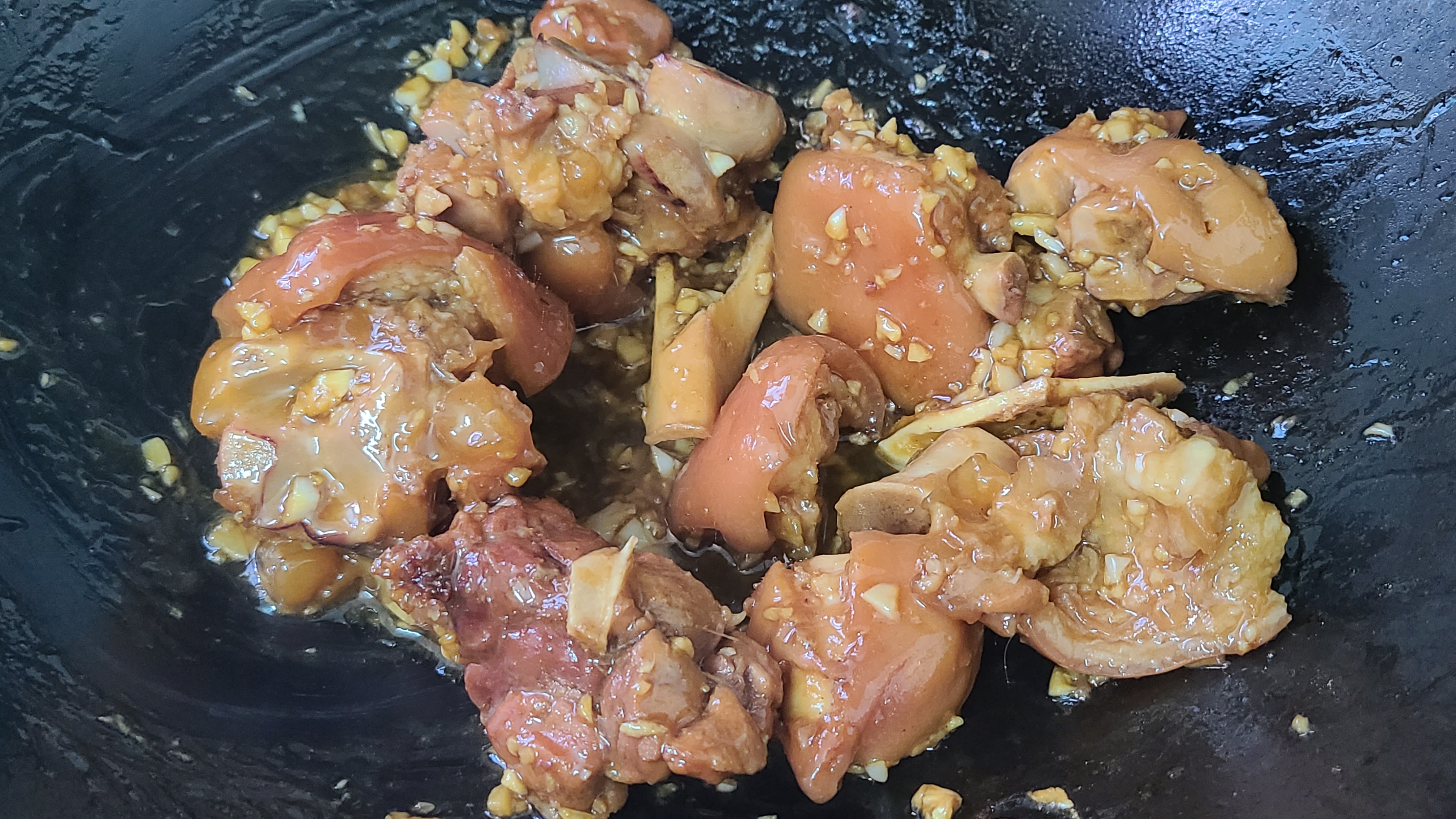 蒜香猪脚，简单好吃香味浓，这样的下饭菜，看着就嘴馋