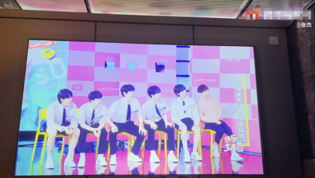 张杰在线追快本，意外曝光豪宅内家庭影院，电视和墙一样大超阔气