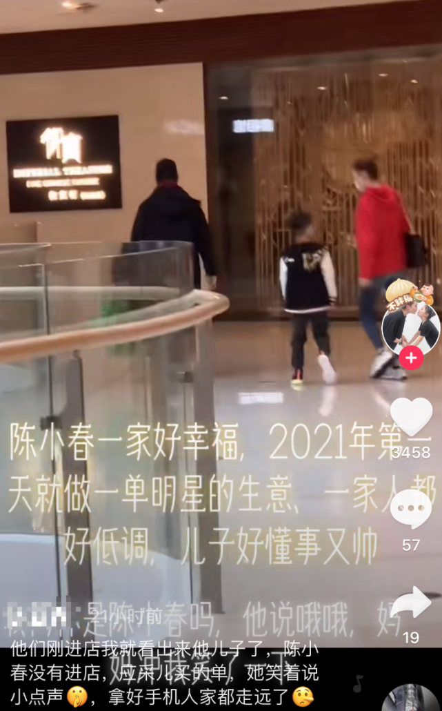 陳小春一家五口逛街，吃不完飯還打包好節儉，弟弟坐嬰兒車好乖
