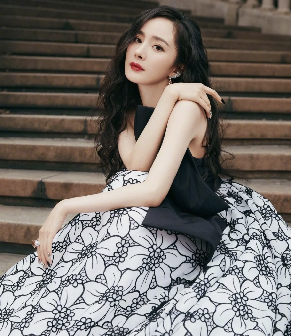 With age female star is in transition, yang Mi still is in " sunken girl " ! What feature does girl face have? 