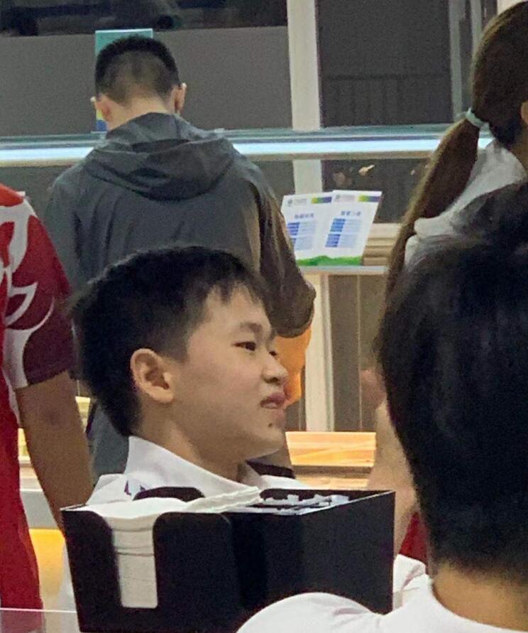 全红婵吃面照曝光！埋头猛吃眯眼直笑嘴不停，网友：红姐太可爱了