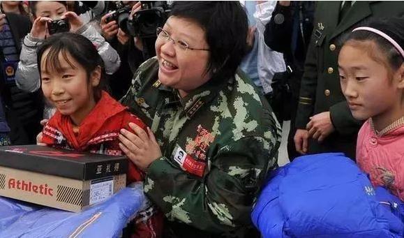 韩红：幼年丧父母亲改嫁，与王菲爱上同一男人，如今穷到令人钦佩