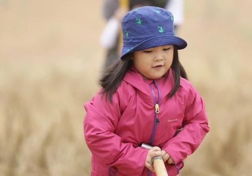 第一季"爸爸去哪兒"播出7年後，王詩齡向左，森碟向右