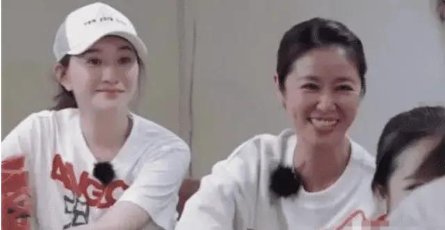 44岁林心如撞上44岁李小冉, 明明是同龄人, 看上去