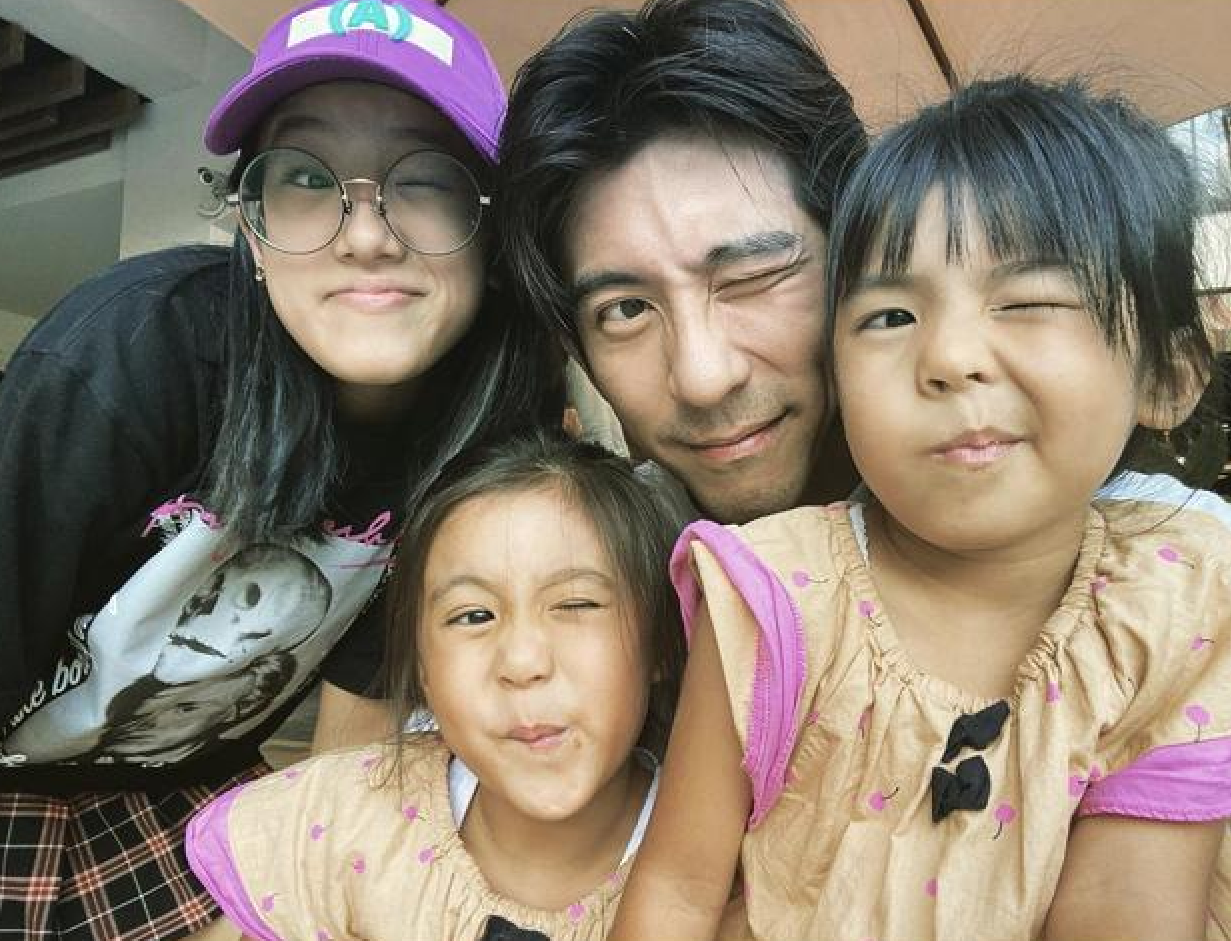 梧桐妹晒照为贾静雯庆生，母女情深似姐妹，15岁继承妈妈高颜值