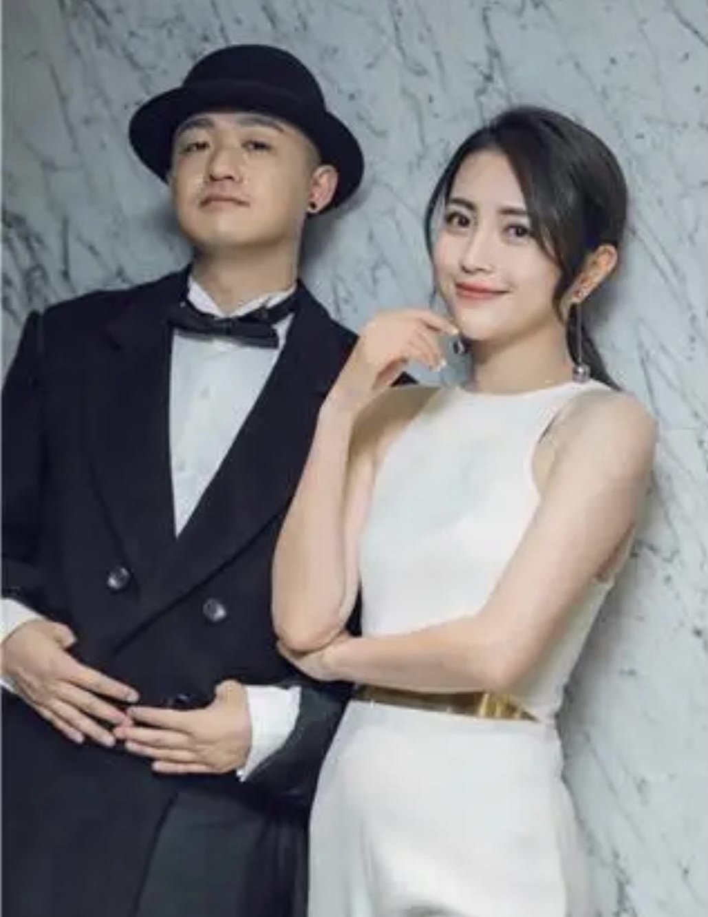 包贝尔包文婧牵手秀恩爱，一个穿条纹西装一个透视裙，看着挺登对