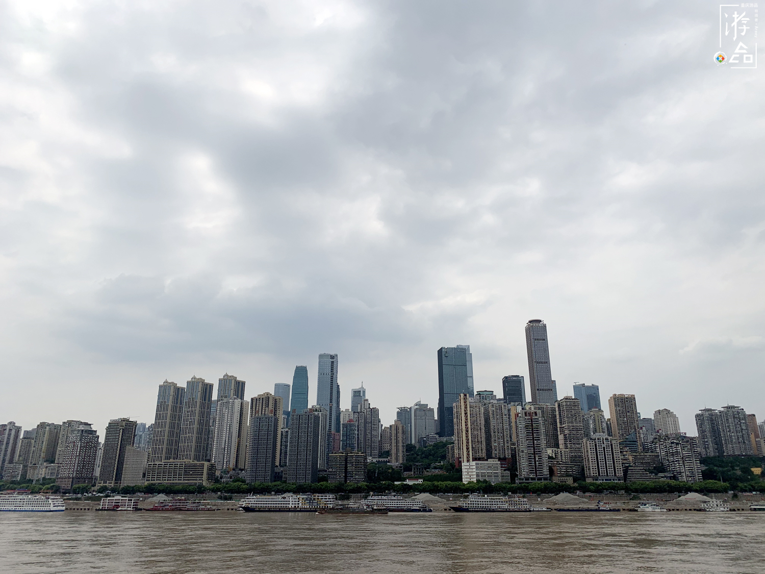 重庆南滨路天空之镜被吐槽，一个普通的小水池，还被当成宝贝