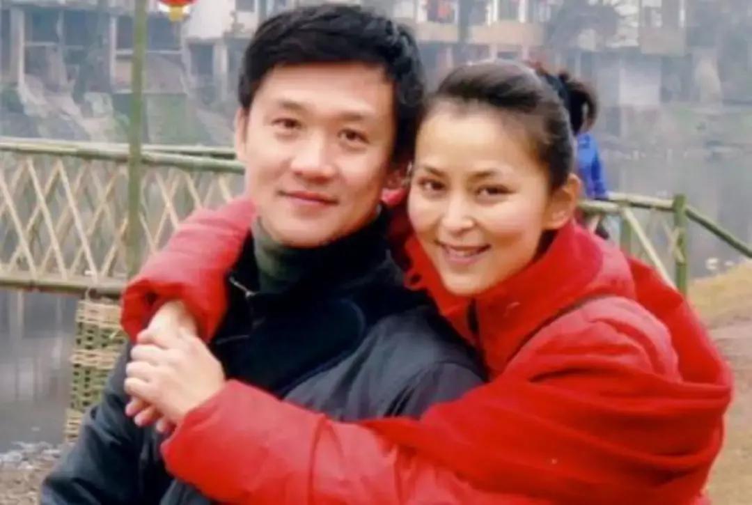 “最美琼女郎”何音：再婚与小9岁丈夫恩爱，一起养大前夫儿子
