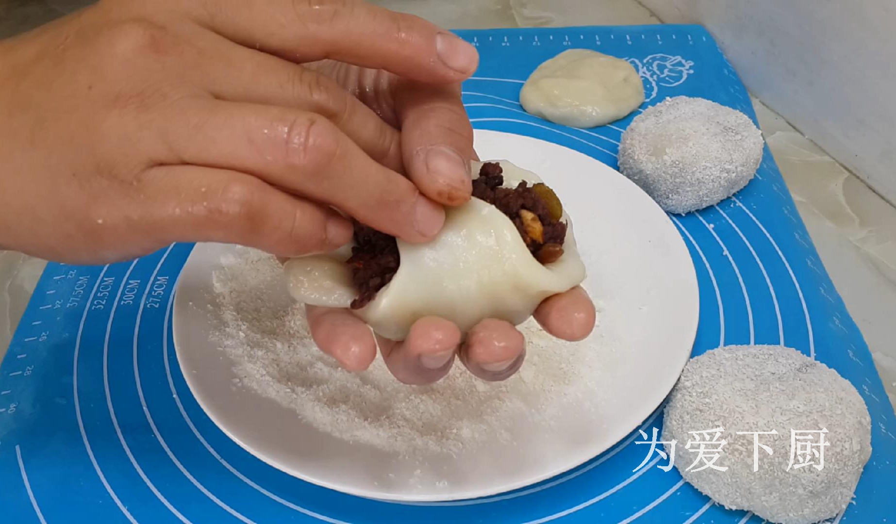 The glutinous rice flour is delicious. Add half a bowl of red beans. It is soft and sweet and more comfortable than cake.