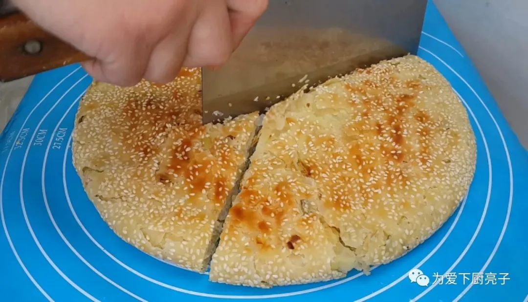 烙千層餅時，切記不要放小蔥，教你一招柔軟勁道，吃著真過癮