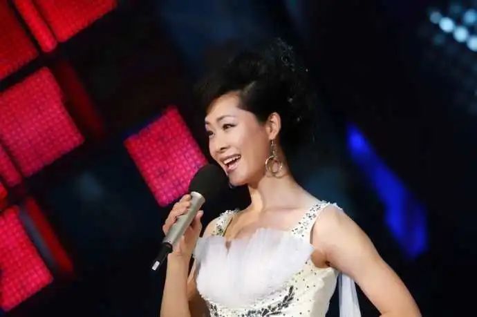 唱《纤夫的爱》的于文华，曾捧红大衣哥朱之文，如今转身当网红