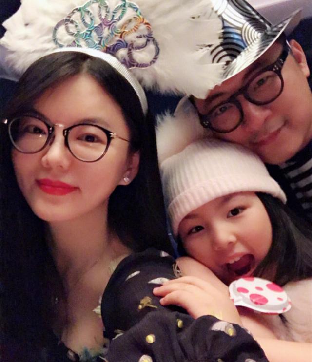 王岳伦晒一家三口幸福合照表白妻女，李湘“爱心”回应大度原谅