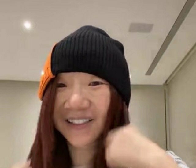 51岁陶晶莹近照撞脸成龙，素颜直播鼻子大，结婚