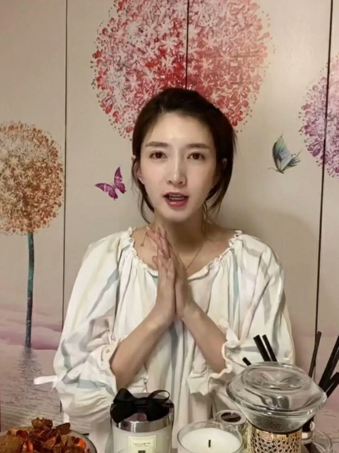 江疏影对自己够自信,不化妆只涂口红就出镜,反而更显高级了