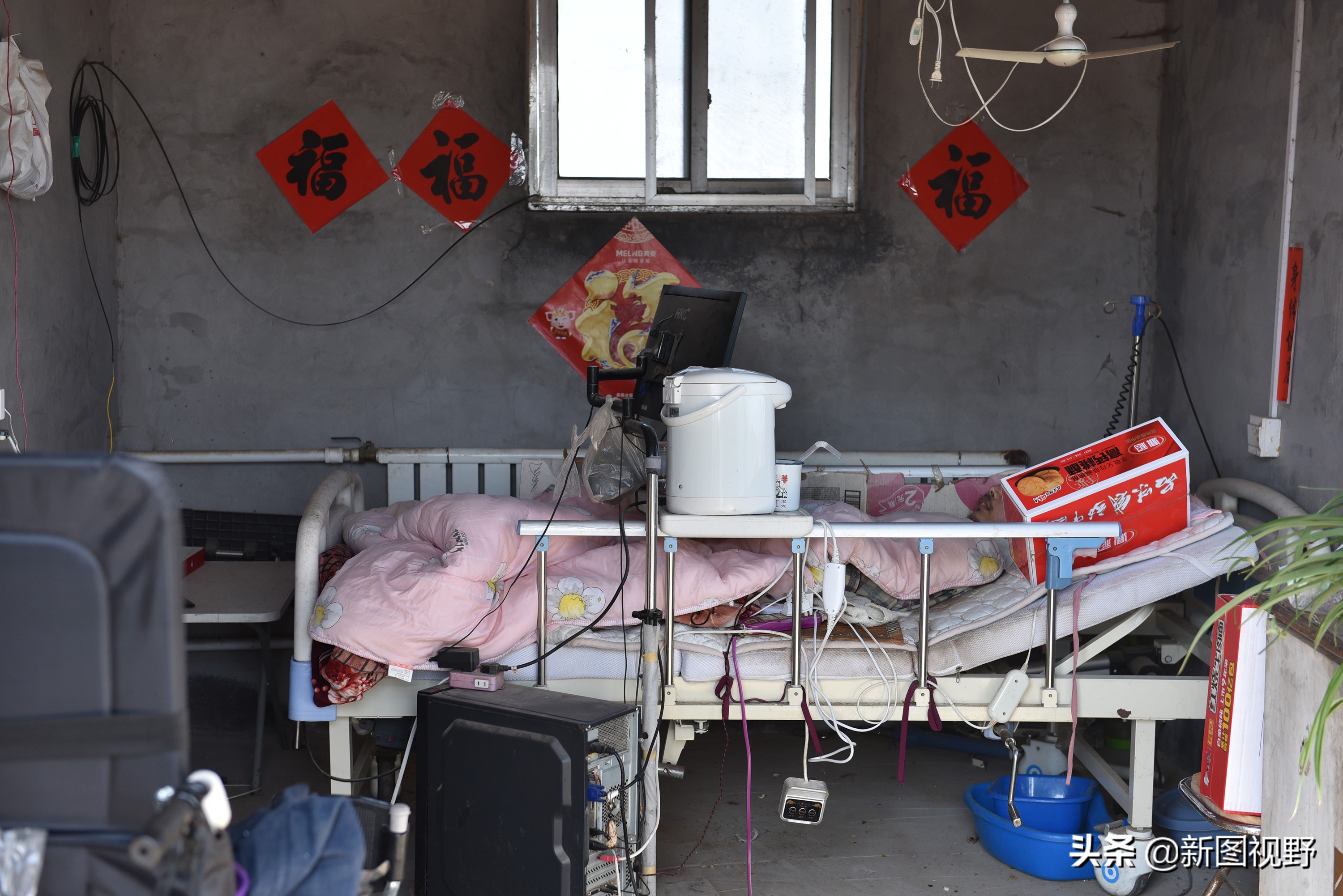 4岁丧母，18岁瘫痪，苦命男孩卧床14年，用电脑挣钱孝敬父亲