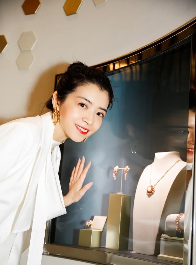 夏天，奔四奔五的女人，謹記這些白襯衫搭配技巧，才能減齡又時髦