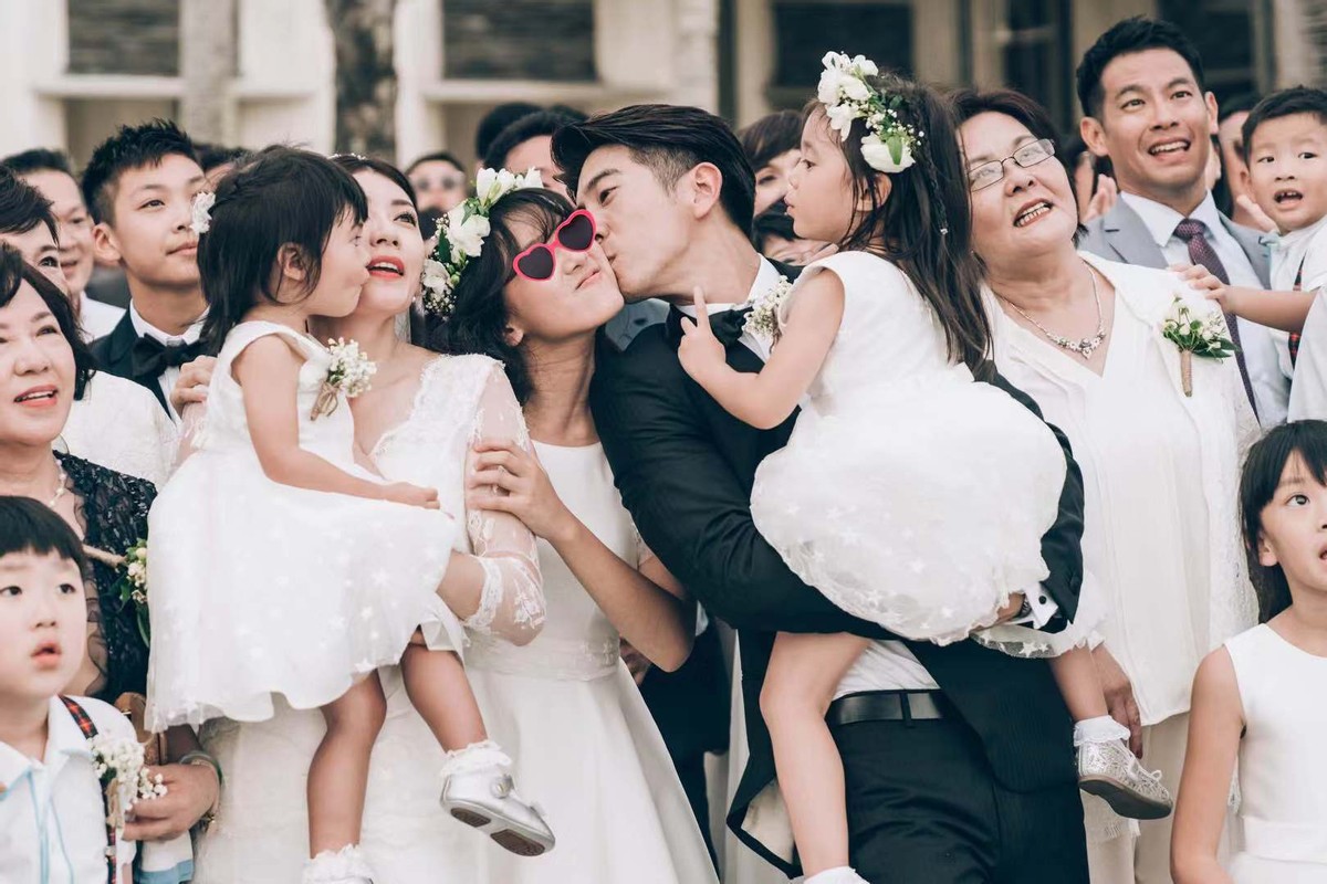 賈靜雯曬女兒生日照，幼女長相英氣門牙掉光，三姐妹同框各有千秋