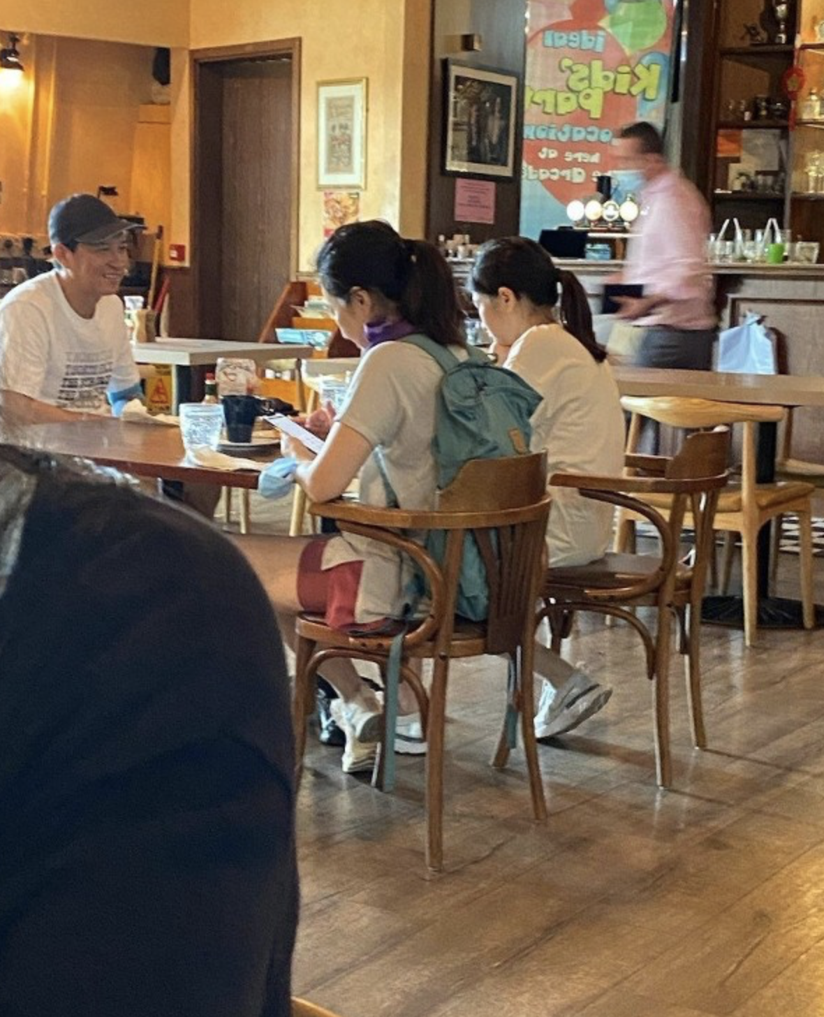 張家輝攜妻女外出享家庭樂，15歲女兒身高矚目，亭亭玉立像關(guān)詠荷