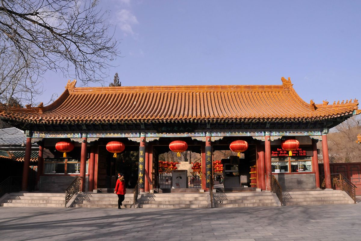 Another park in Beijing is on fire. There are eight ancient temples in the park, no less than Xiangshan, only 27 kilometers away from the city center.