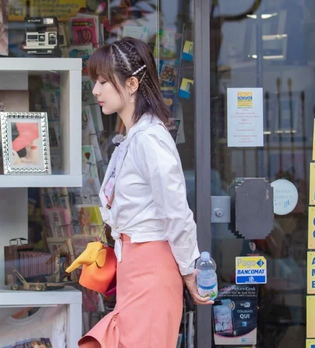 杨紫私下尝试“佟年穿搭”，开始想求同款，看