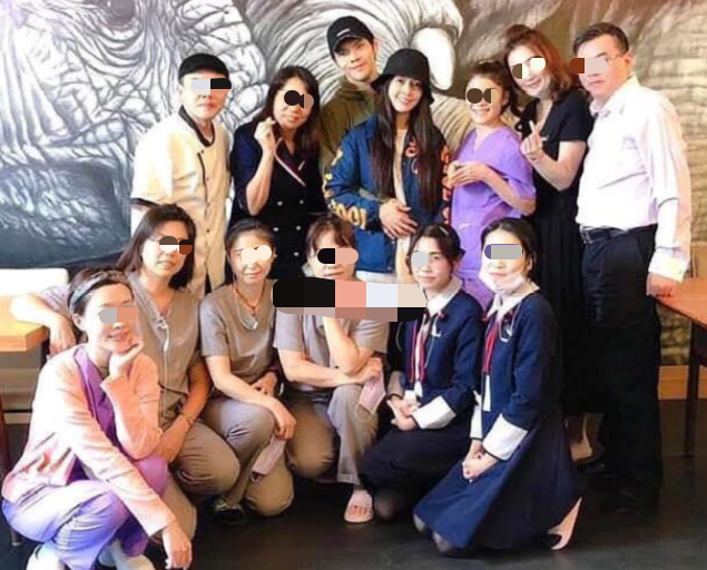 杨幂重回小时代拍摄地，白到发光发量剧增？网友：离婚后越发年轻