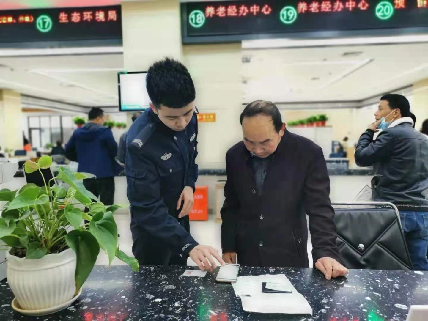 「我为群众办实事」岚皋交警：服务零距离 岚皋交警手把手教群众手机办理业务