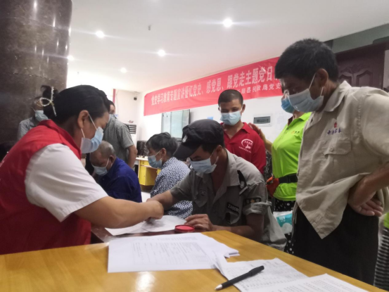 贵州长顺：疫苗送进敬老院 老人接种真方便