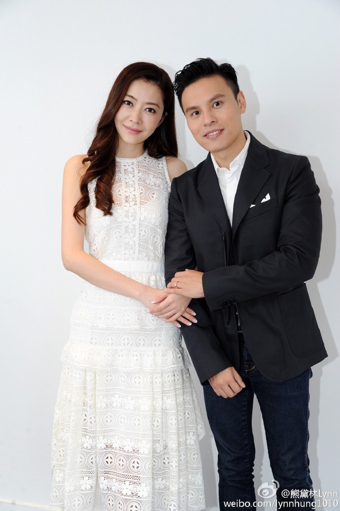 熊黛林郭可頌結婚四年，懷抱雙胞胎女兒畫面有愛，甜蜜互動表思念