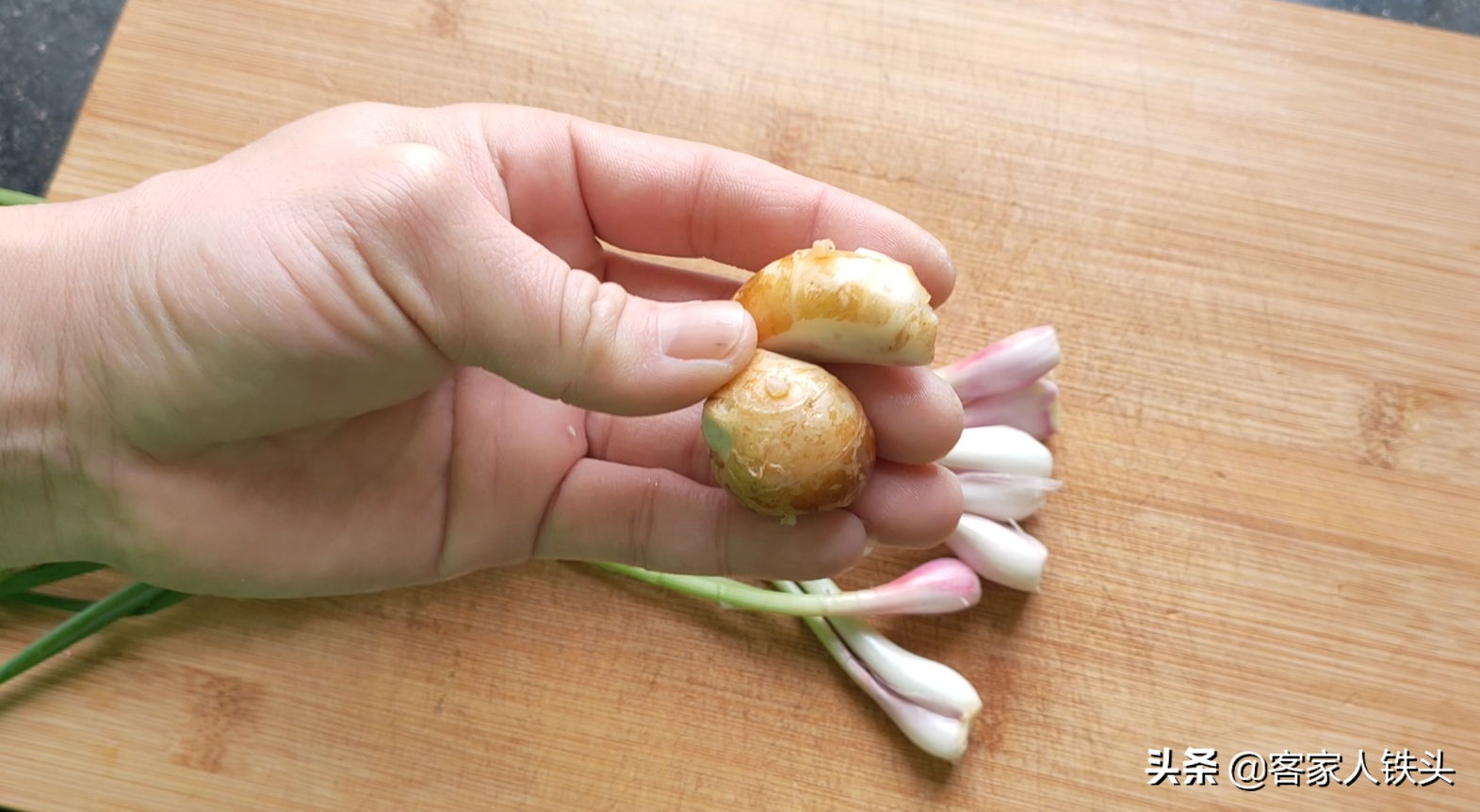 年夜飯雞肉怎樣吃？ 教你廣式白切雞正確做法，配2種蘸料爽滑味美