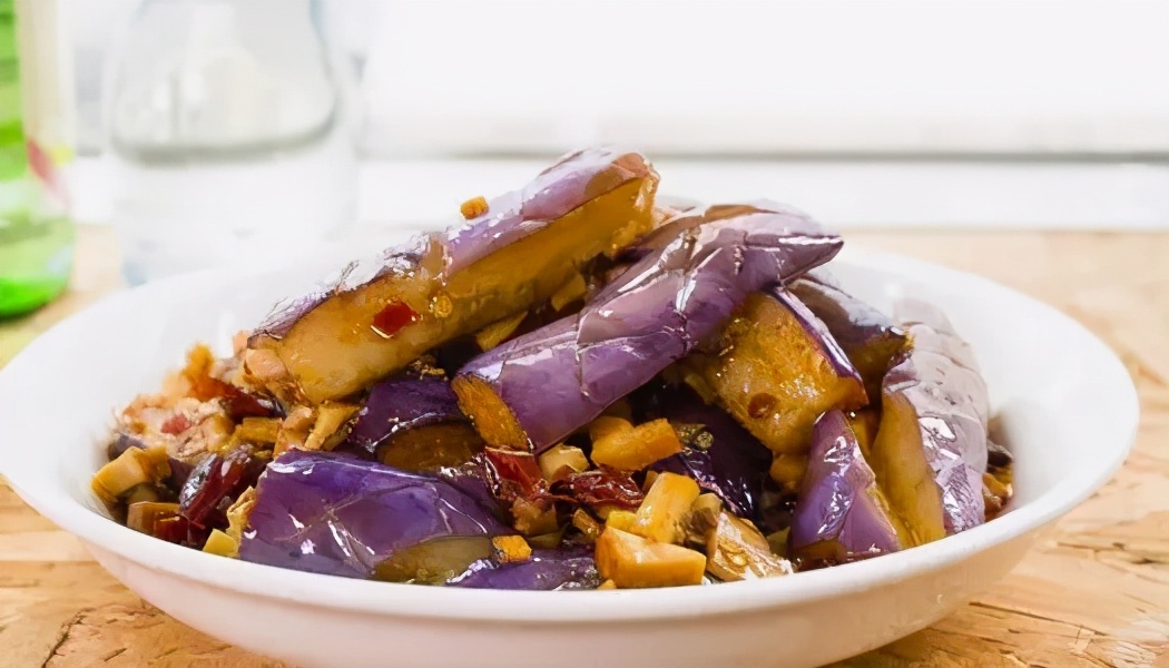 To fry eggplant, put the oil first, it is wrong. The chef teaches you