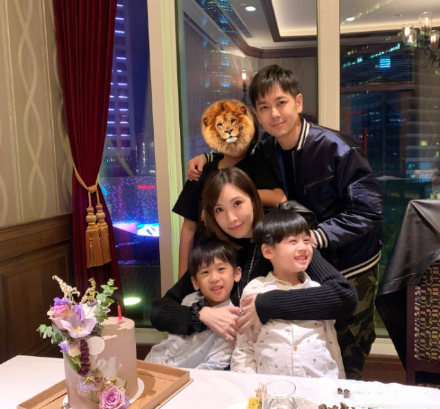 陳若儀曬全家福慶36歲生日，被老公兒子圍繞幸福得像小女生
