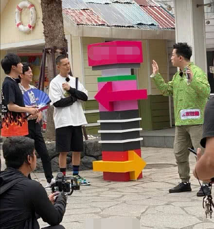 官宣太不走心！大张伟穿红袍陈伟霆定制T恤，内容全靠路透猜