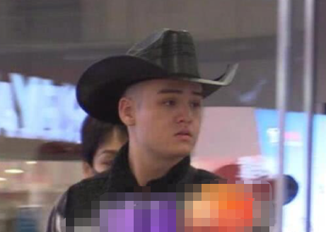 宁静混血儿子罕见现身，独居国外房间杂乱没人