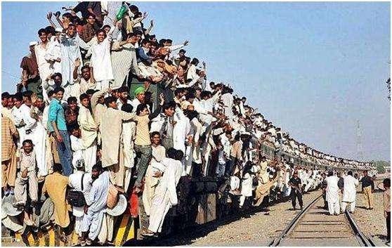 中国的目标是超越美国，印度只是一过河的小兵，一小卒就能办他