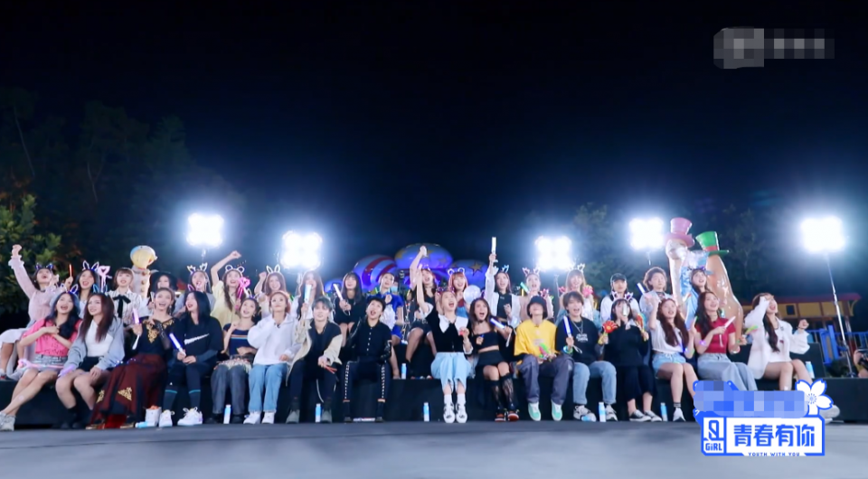 《青2》全员出席晚会，虞书欣坐在正中间，孔雪儿要放大镜来找