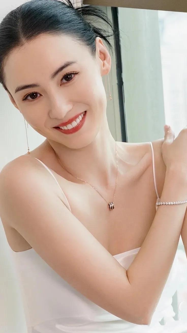 Three baby hot mom: Cecilia Cheung - iNEWS