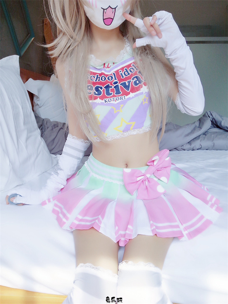 粉红短裙条纹袜，忍不住想咬一口