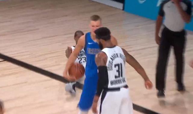 【影片】開場8分鐘險爆發3次衝突！東契奇Porzingis皆被激怒，Perkins：小心快艇的戰術！-黑特籃球-NBA新聞影音圖片分享社區