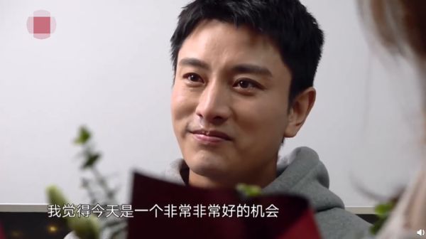 看他人求婚贾乃亮掩面流泪，热恋时的他也鼓起