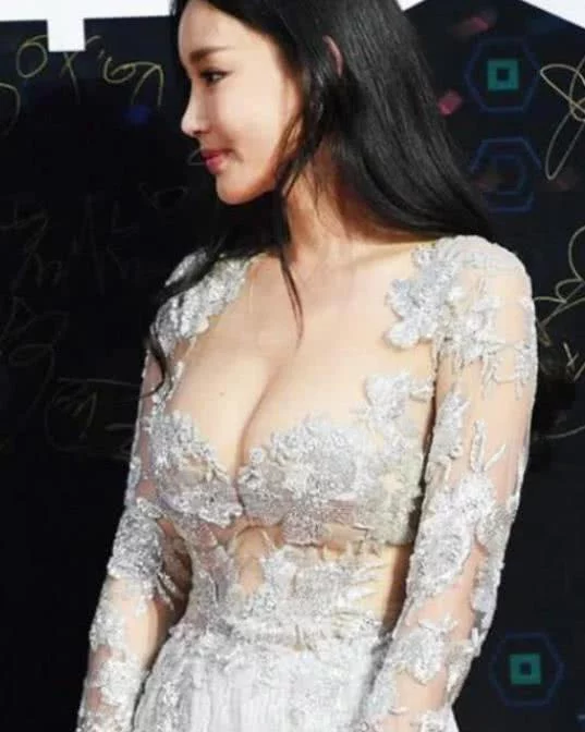 她上大二就被王晶发掘，演3部电影捞26亿，如今