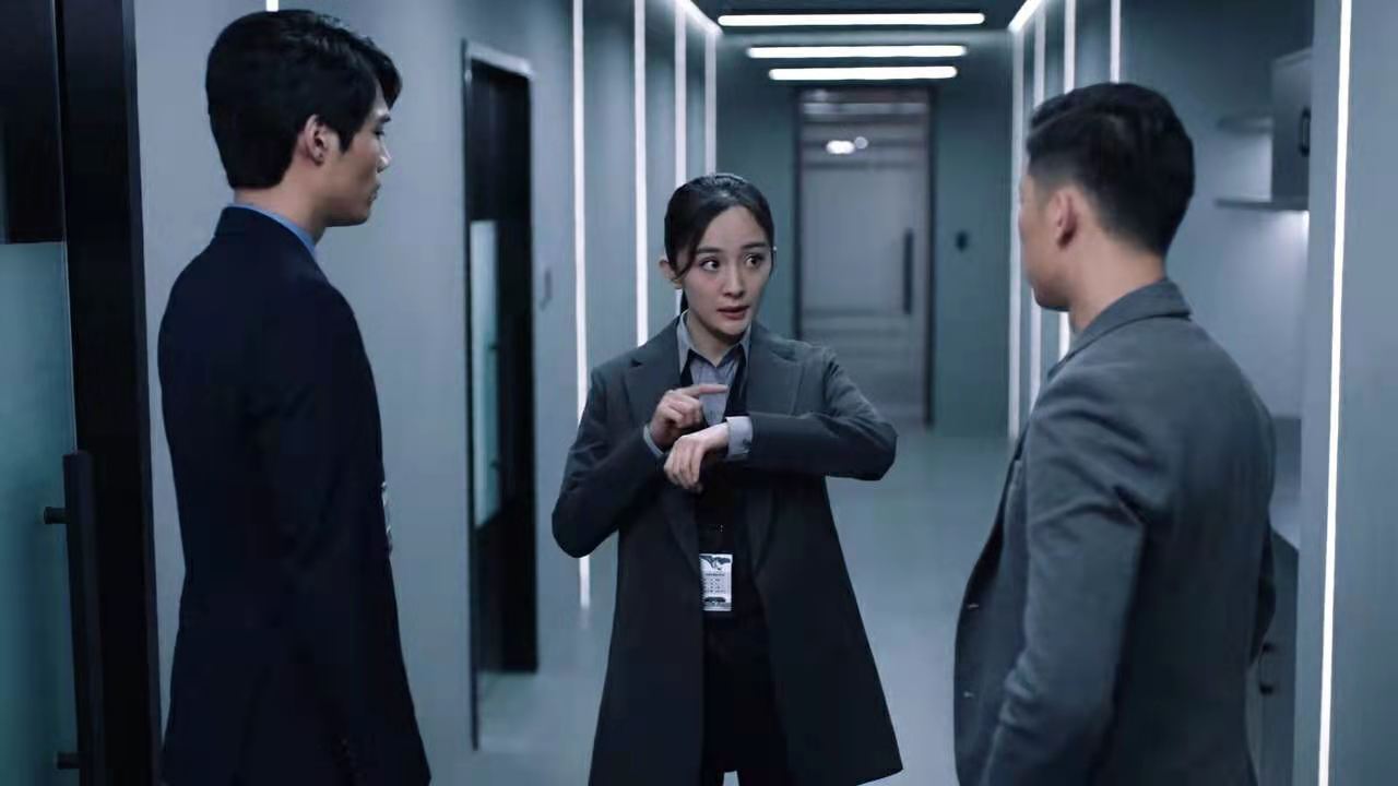 杨幂《暴风眼》第一集播出，七个不合理之处让