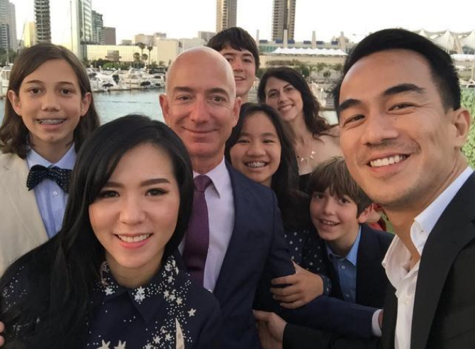 中国女孩被亲生父母遗弃，却幸运地被首富收养，未来或继承上千亿